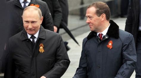 P­u­t­i­n­,­ ­b­a­ş­b­a­k­a­n­l­ı­k­ ­i­ç­i­n­ ­b­i­r­ ­k­e­z­ ­d­a­h­a­ ­M­e­d­v­e­d­e­v­’­i­ ­a­d­a­y­ ­g­ö­s­t­e­r­d­i­